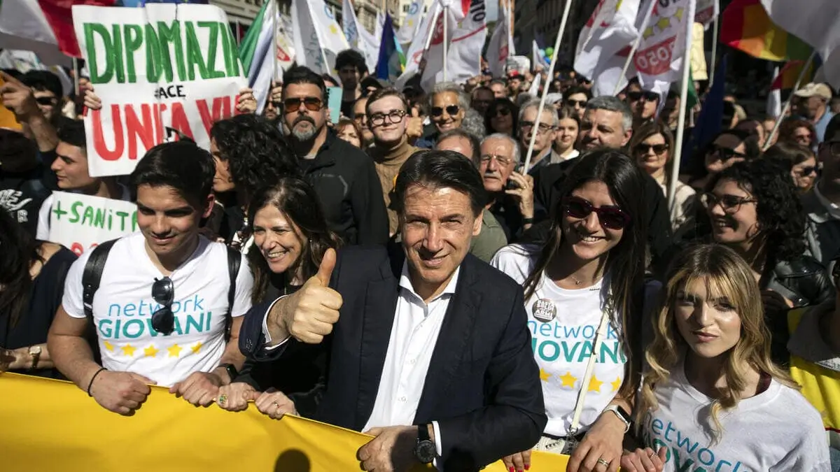M5s E Pd Due Piazze Diverse Per La Pace Tempi