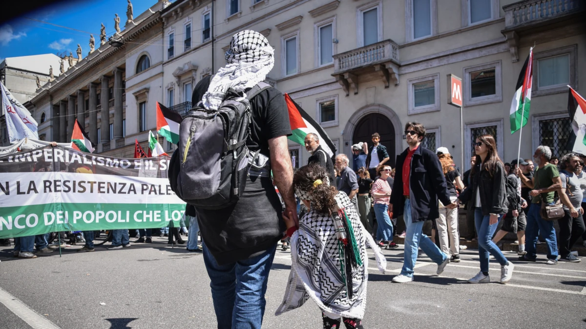 Striscioni e bandiere pro Pal e contro Israele al corteo per la festa della Liberazione a Milano, 25 aprile 2025 (foto Ansa)