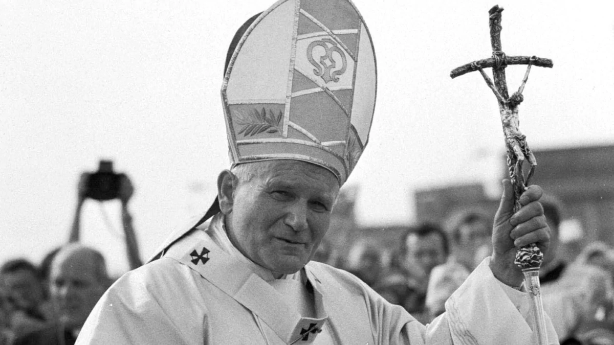 Giovanni Paolo II nel 1979 durante un viaggio a Varsavia, Polonia (foto Ansa)