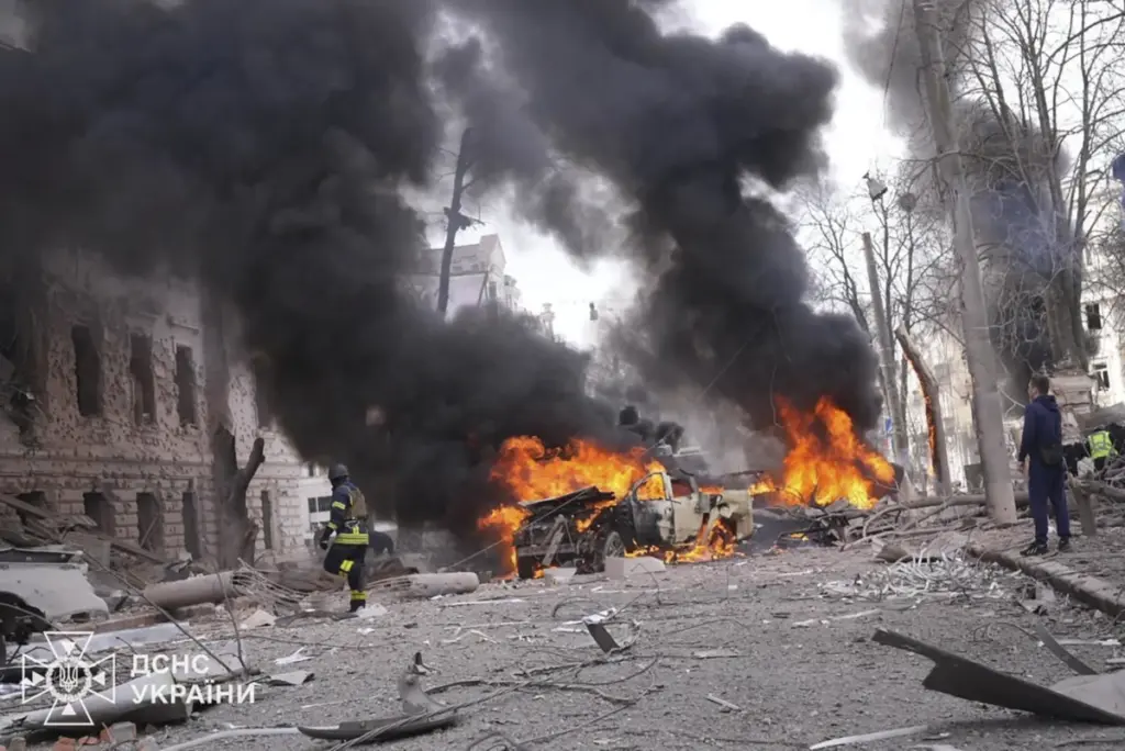 Soccorsi sulla scena dell’attacco missilistico russo a Sumy, Ucraina, che ha fatto almeno 34 vittime durante la Domenica delle palme, 13 aprile 2025 (foto Ansa)
