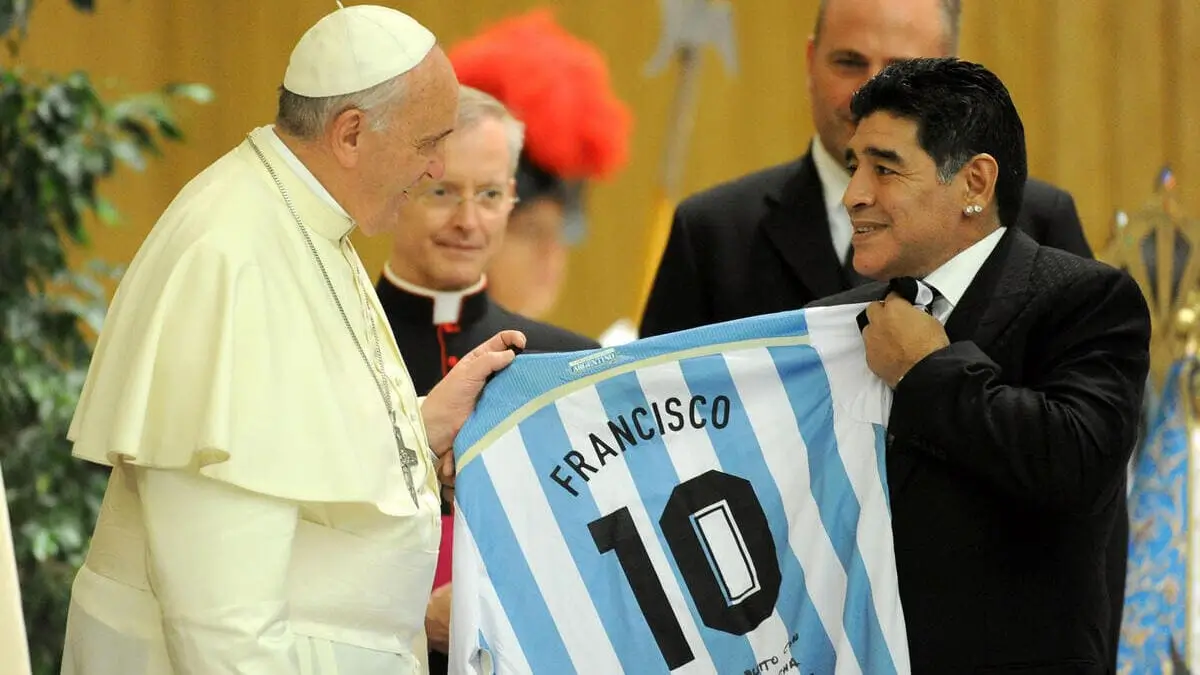 Papa Francesco con Diego Armando Maradona (Foto Ansa)