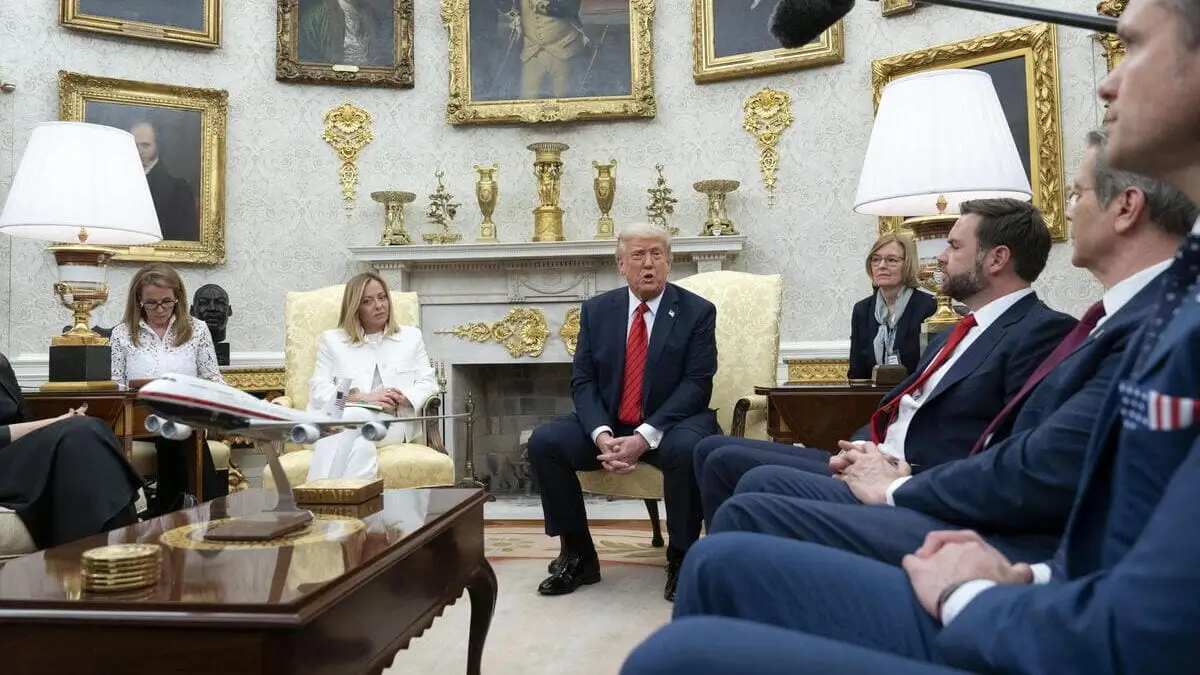 La presidente del Consiglio italiano Giorgia Meloni col presidente statunitense Donald Trump, Washington, Stati Uniti, 17 aprile 2025 (Foto Ansa)