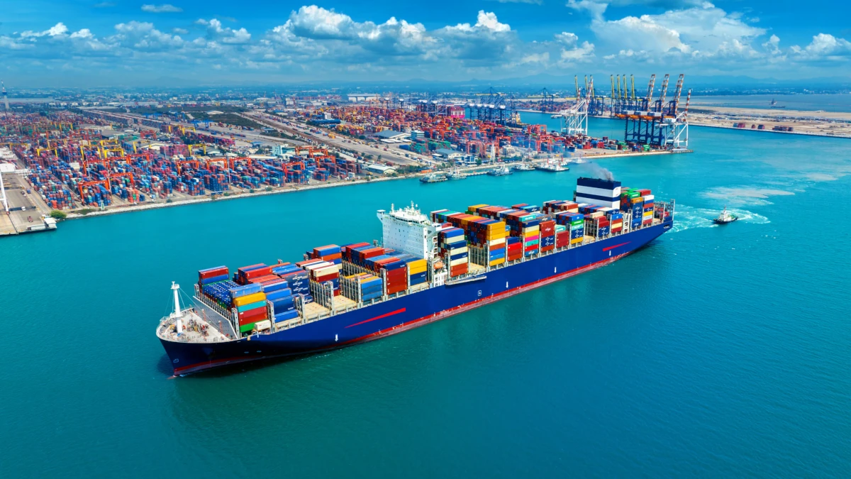 Panorama su porto e nave carica di container per il commercio