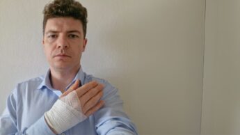 «La sinistra mi ha aggredito in  Consiglio comunale e sono finito in ospedale»