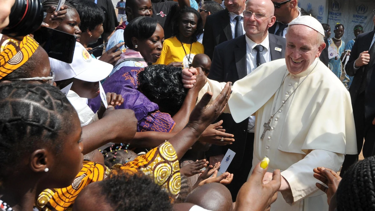 Papa Francesco in visita a un campo profughi a Bangui, Repubblica Centrafricana, 29 novembre 2015 (foto Ansa)