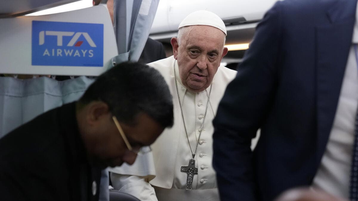 23 settembre 2023, sul volo che lo riporta a Roma da Marsiglia, il Papa ha parlato di eutanasia dicendo «con la vita non si gioca né all'inizio né alla fine. Non si gioca» . Nell’omelia allo stadio aveva messo in guardia la Francia «contro la prospettiva falsamente dignitosa di una morte dolce» (foto Ansa)