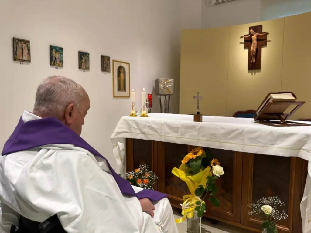 La prima foto di papa Francesco diffusa dal suo ricovero al Gemelli il 14 febbraio scorso mostra il Santo Padre mentre concelebra la Messa nella cappella dell’ospedale, 15 marzo 2025 (foto Ansa)
