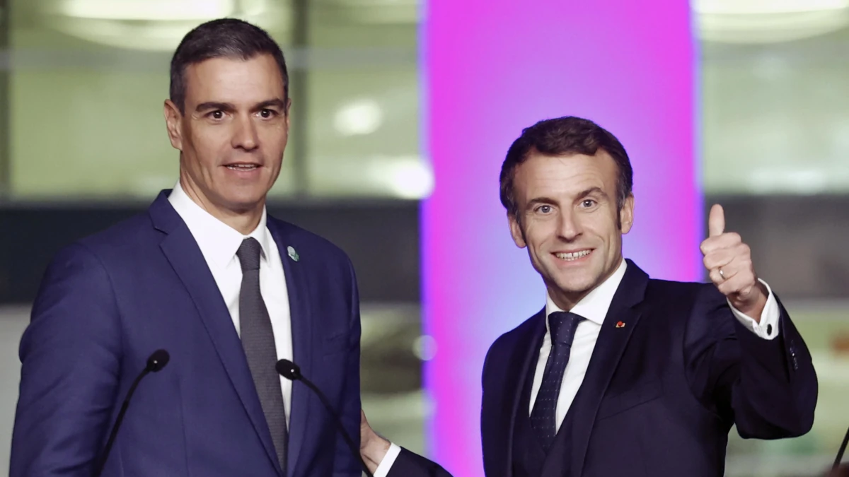 Il premier spagnolo Pedro Sánchez con il presidente francese Emmanuel Macron (foto Ansa)
