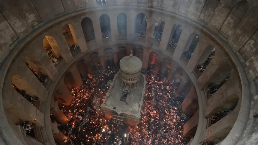 Il rito del Sacro fuoco nel Santo sepolcro, Gerusalemme (Foto Ansa)