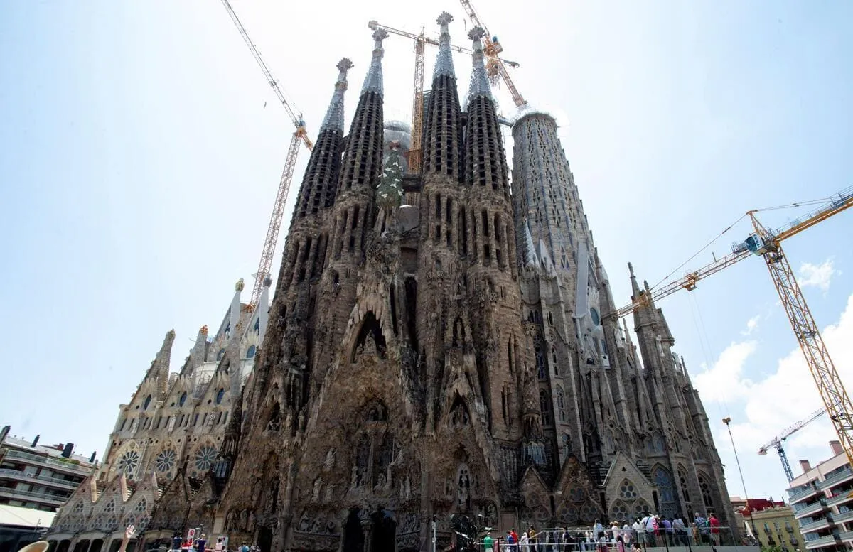 La facciata della Sagrada Familia (foto Ansa)