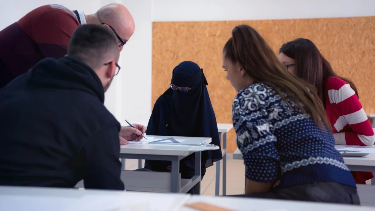 Alunna con il velo islamico in classe a scuola