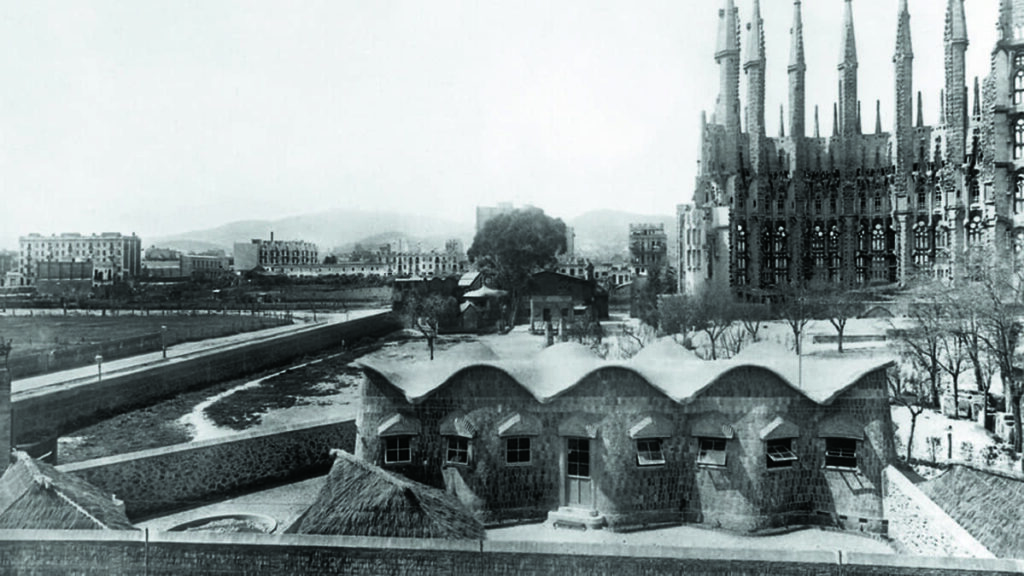 La scuola progettata da Antoni Gaudi, sullo sfondo si intravede la Sagrada Familia (foto archivio Sagrada Familia)