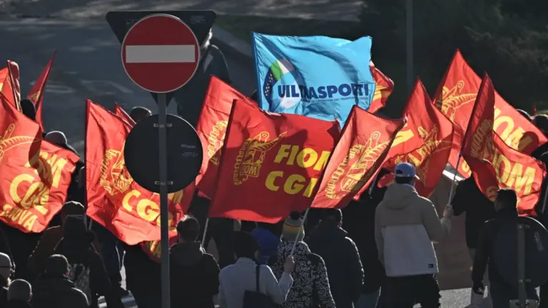 La lunga discesa dei salari in Italia e il tragico fallimento dei sindacati