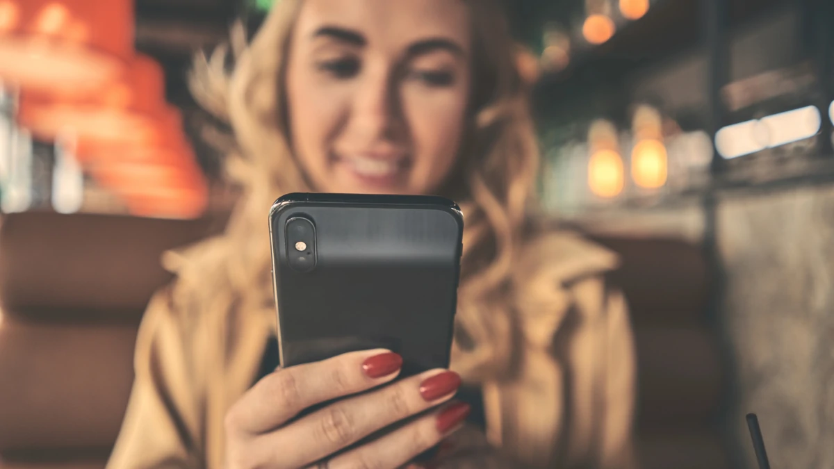 Donna con smartphone in mano