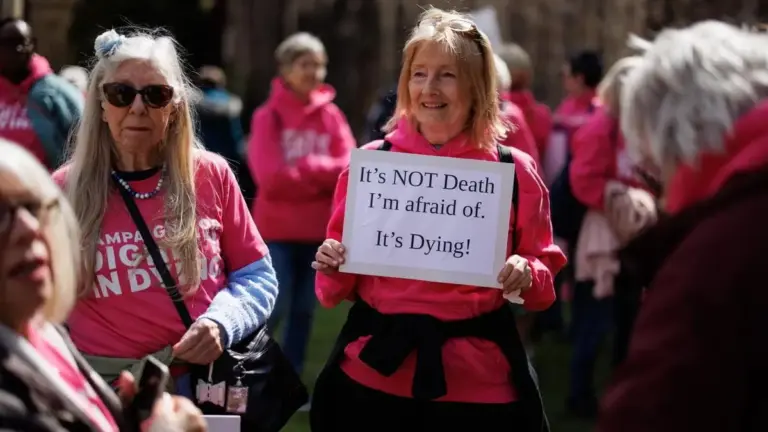 Sostenitori del suicidio assistito fuori dal Parlamento inglese (foto Ansa)