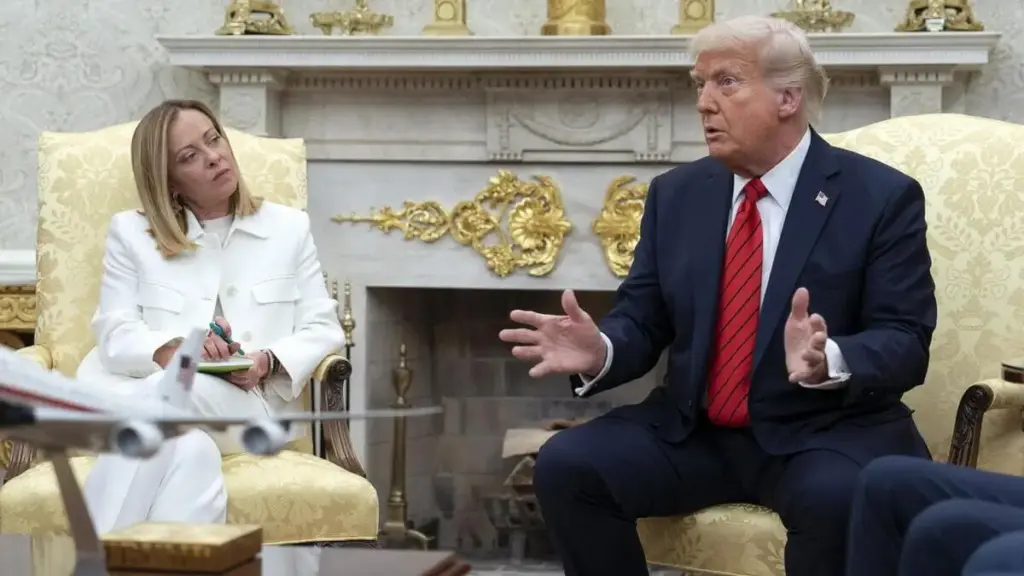 La presidente del Consiglio italiano Giorgia Meloni col presidente statunitense Donald Trump, Washington, Stati Uniti, 17 aprile 2025 (Foto Ansa)