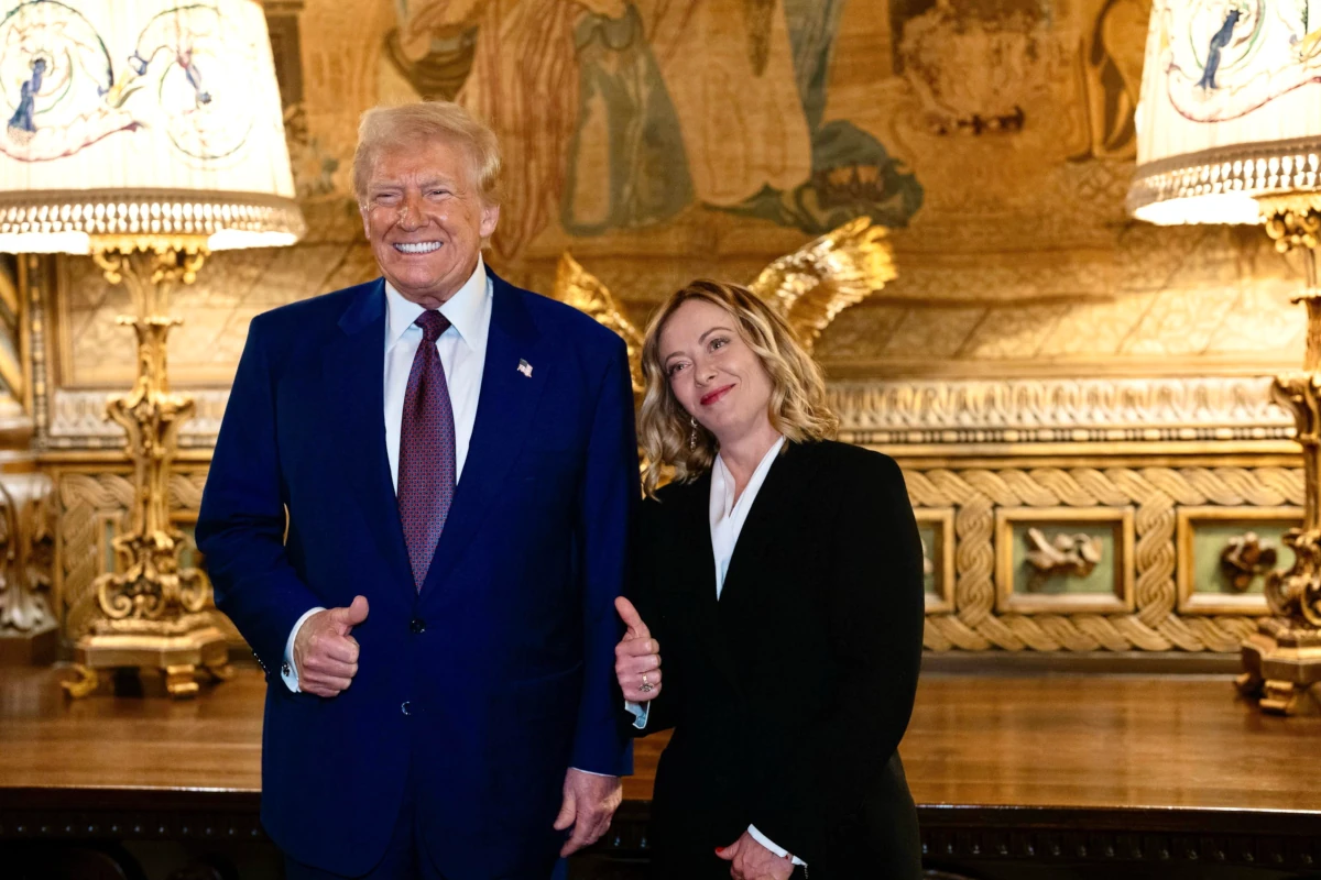 Il presidente del Consiglio Giorgia Meloni con il presidente americano Donald Trump nella sua residenca a Mar-a-Lago, Palm Beach, Florida, 4 gennaio 2025 (foto Ansa)
