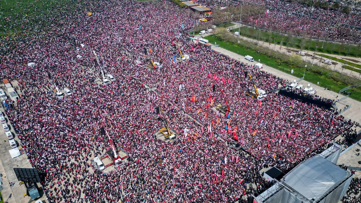 Sabato 2,2 milioni di persone sono scese in piazza Istanbul, in Turchia, per manifestare contro Erdogan e a favore di Ekrem Imamoglu, sindaco arrestato il 19 marzo (foto Ansa)