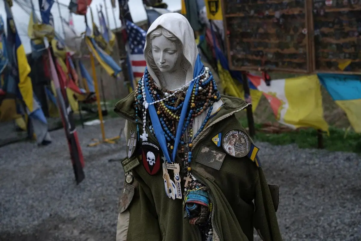 Una statua della Madonna vestita di decorazione militari nel Donetsk, in Ucraina