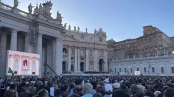 «Chi?!?». L’elezione a sorpresa di Prevost vista da piazza San Pietro
