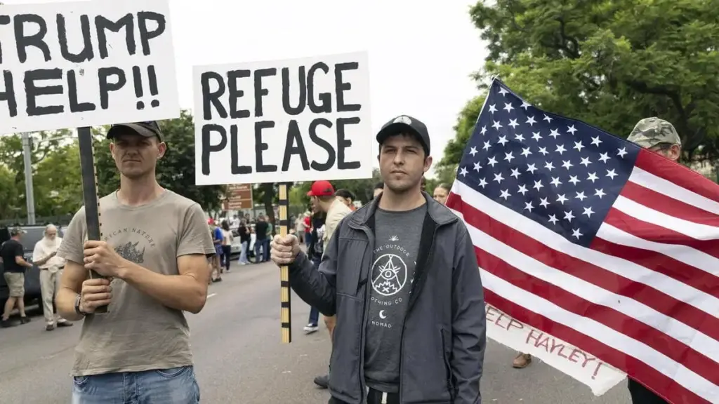Agricoltori afrikaner manifestano a sostegno di un ordine esecutivo del presidente degli Stati Uniti Donald Trump, che concede loro lo status di rifugiati negli Stati Uniti, fuori dall’ambasciata statunitense a Pretoria, in Sudafrica, il 15 febbraio 2025 (foto Ansa)