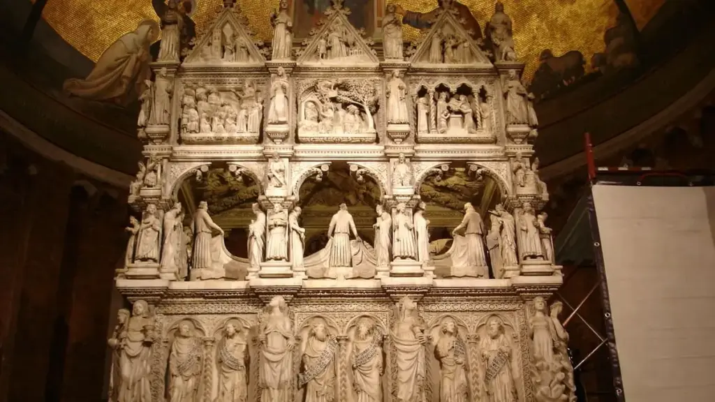 L'Arca di Sant'Agostino risalente al XIV secolo, che custodisce le reliquie del filosofo e Padre della Chiesa, Basilica di San Pietro in Ciel d'oro (foto Ansa)