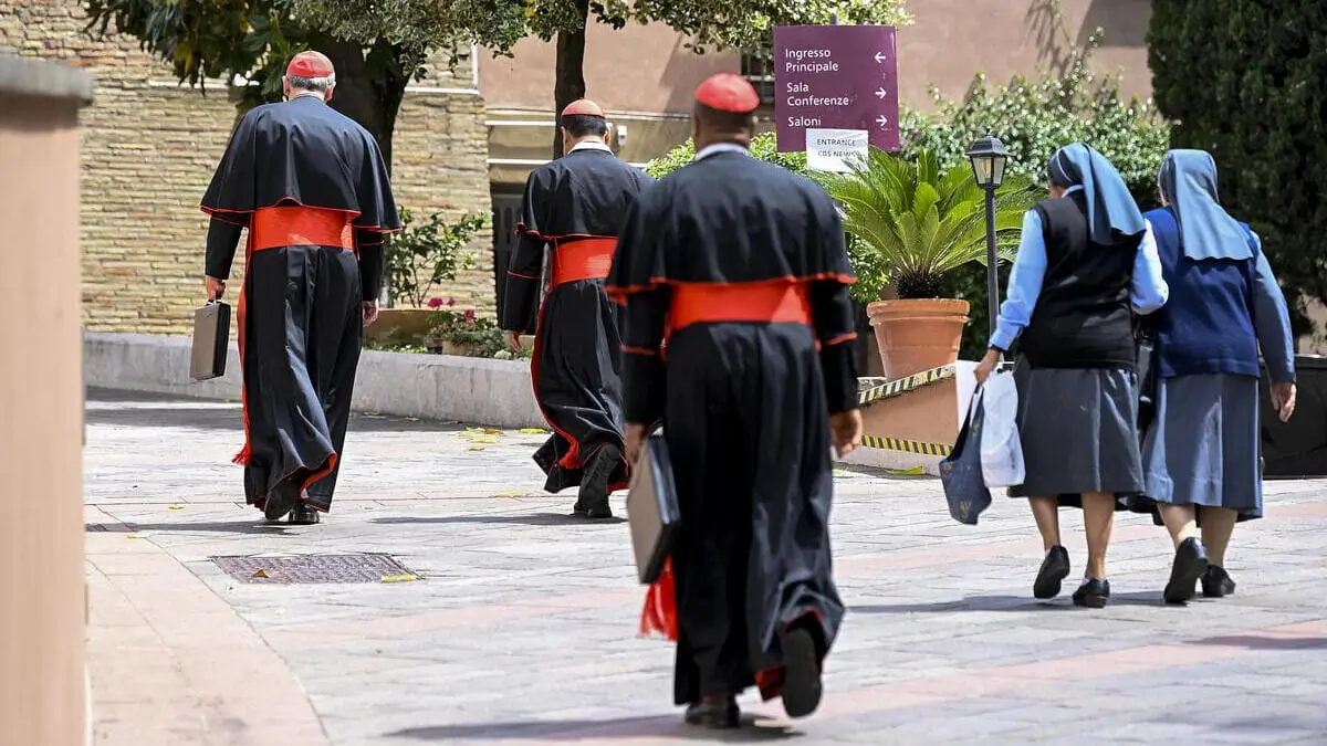 Cardinali in Piazza San Pietro. Oggi, mercoledì 7 maggio 2025, inizia il Conclave (Foto Ansa)