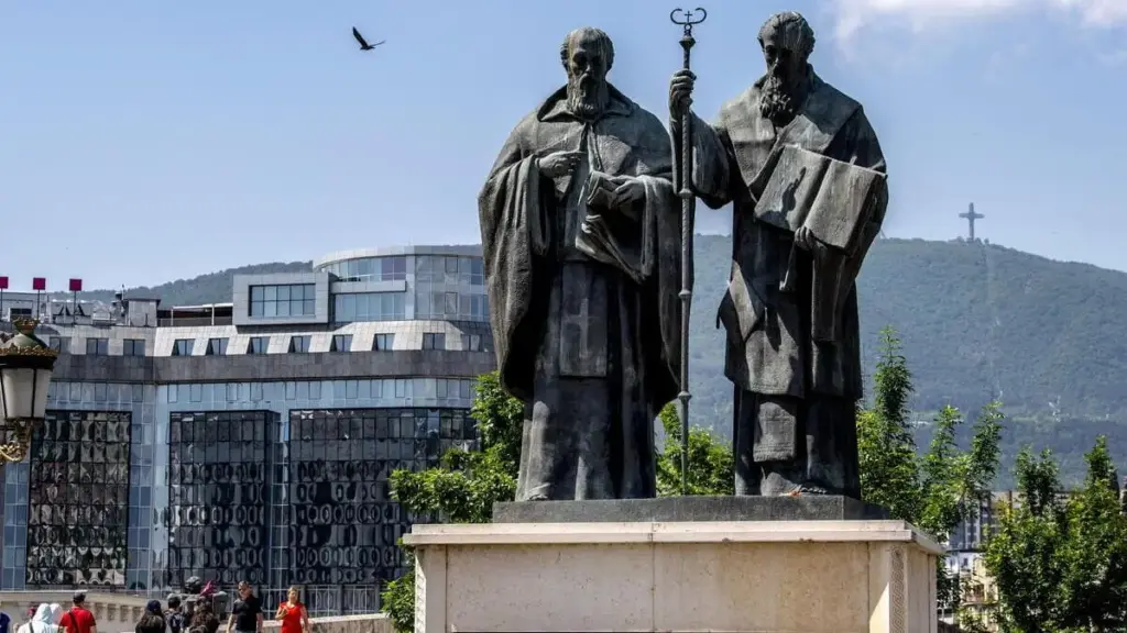 Le statue di Cirillo e Metodio a Skopje, Macedoonia del Nord (Foto Ansa)