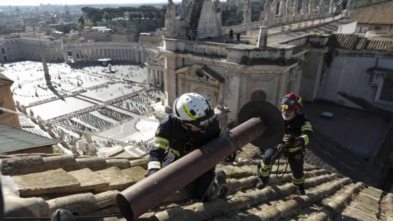 Posizionamento del comignolo sul tetto della Cappella Sistina, Vaticano, 3 maggio 2025 (Foto Ansa)