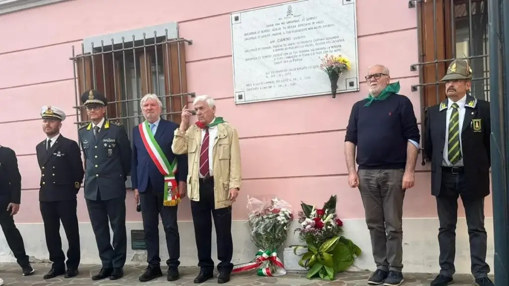 La commemorazione in onore del partigiano osovano Giuseppe Cianino, trucidato dai nazisti il 29 aprile 1945. Roberto Volpetti, presidente dell'Apo, è il secondo da destra, San Giorgio di Nogaro (Ud), 3 maggio 2025 (foto Tempi)