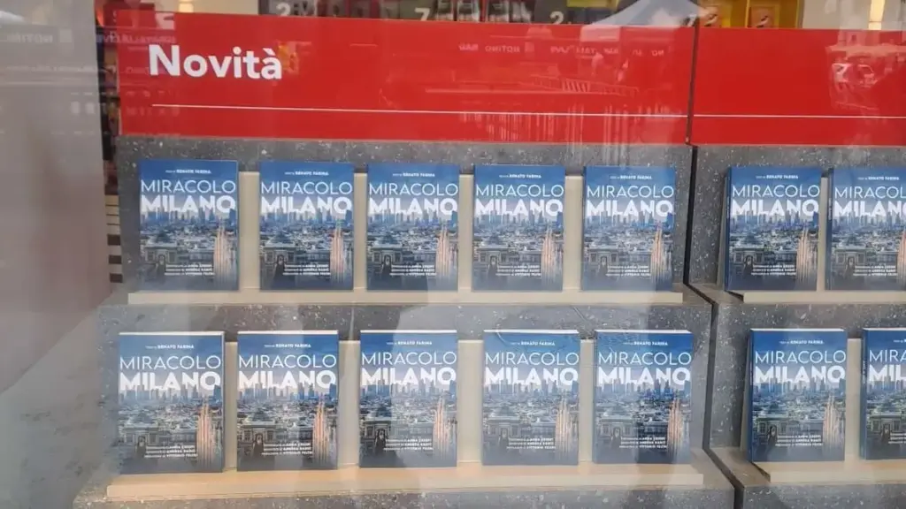Il libro di Farina in vetrina nella libreria Mondadori Duomo di Milano (foto Tempi)