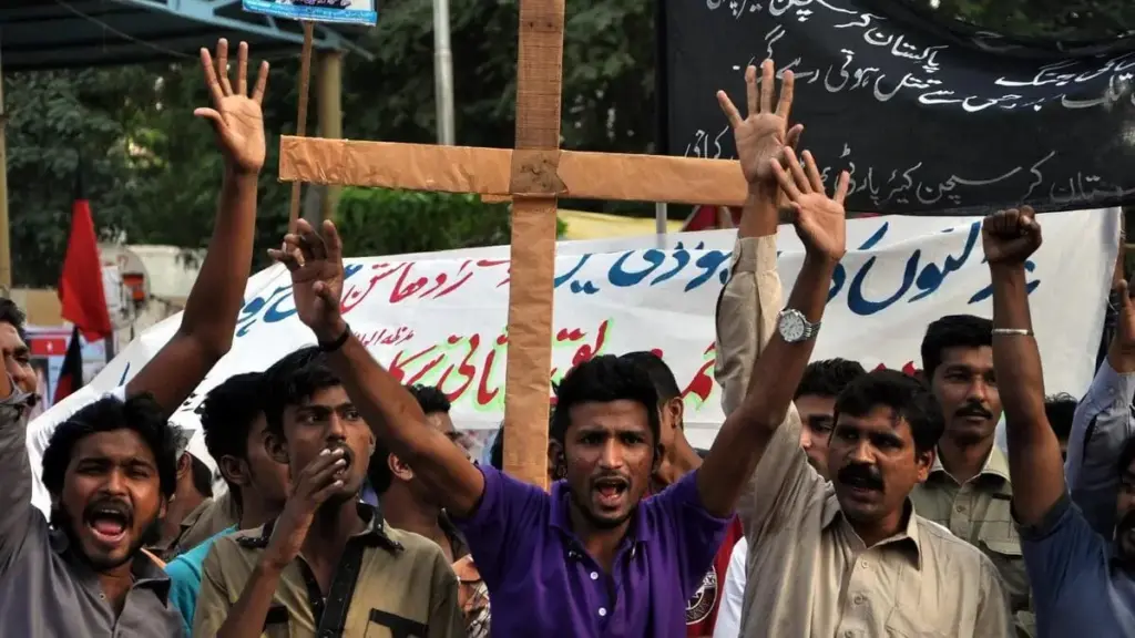 Cristiani in Pakistan protestano contro la legge sulla blasfemia. novembre 2014 (Foto Ansa)