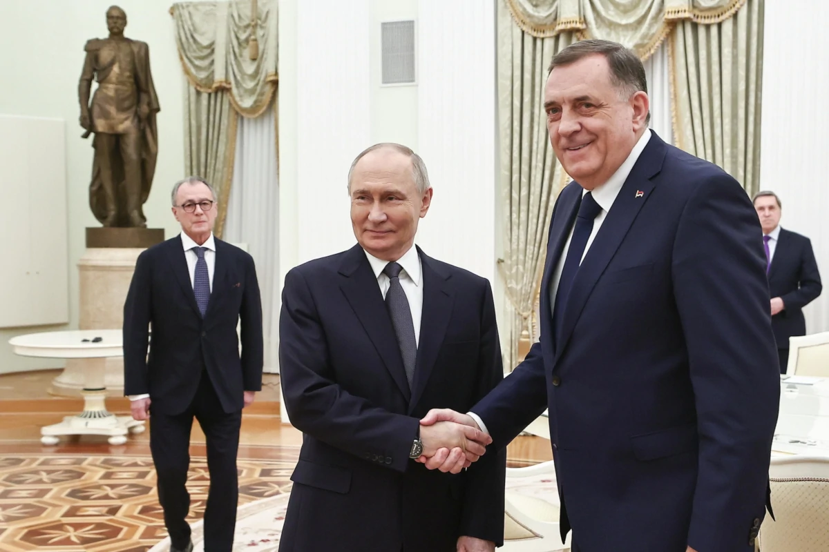 Il presidente della Repubblica Serba Milorad Dodik accolto a Mosca da Vladimir Putin (foto Ansa)