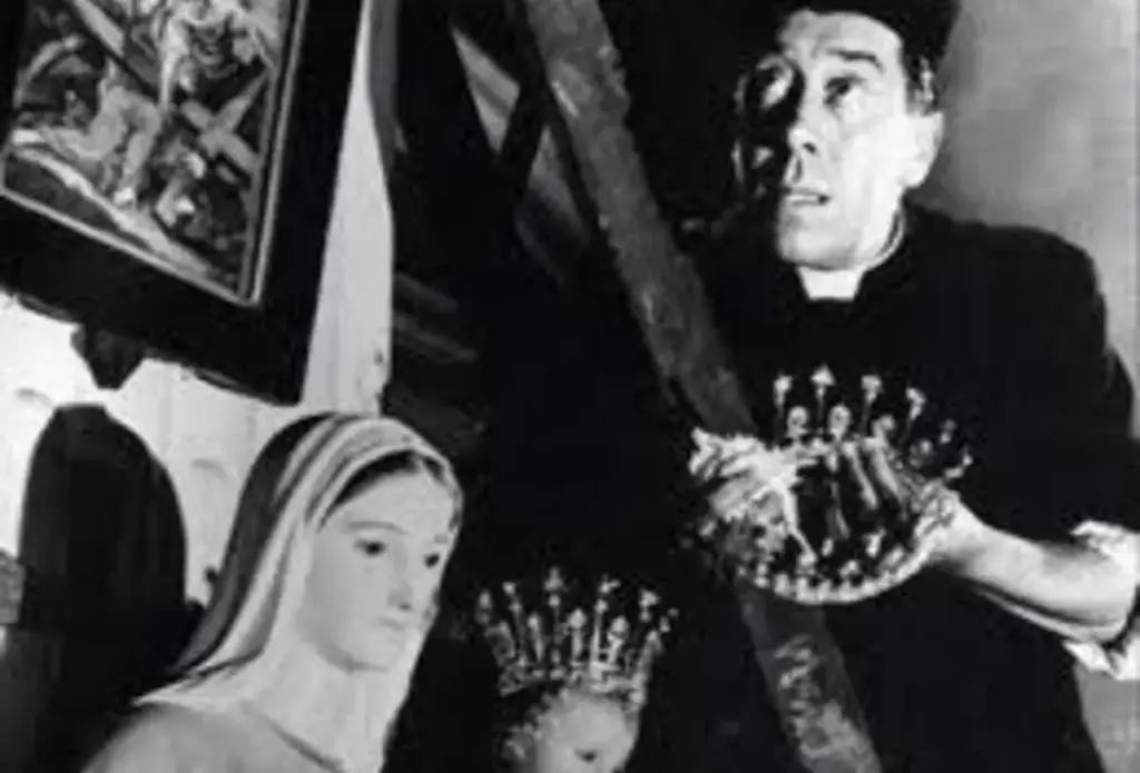 Fernandel (nome d'arte di Fernand Joseph De'sire' Contandin) nei panni di don Camillo, personaggio nato dalla penna di Giovannino Guareschi (Foto Ansa)