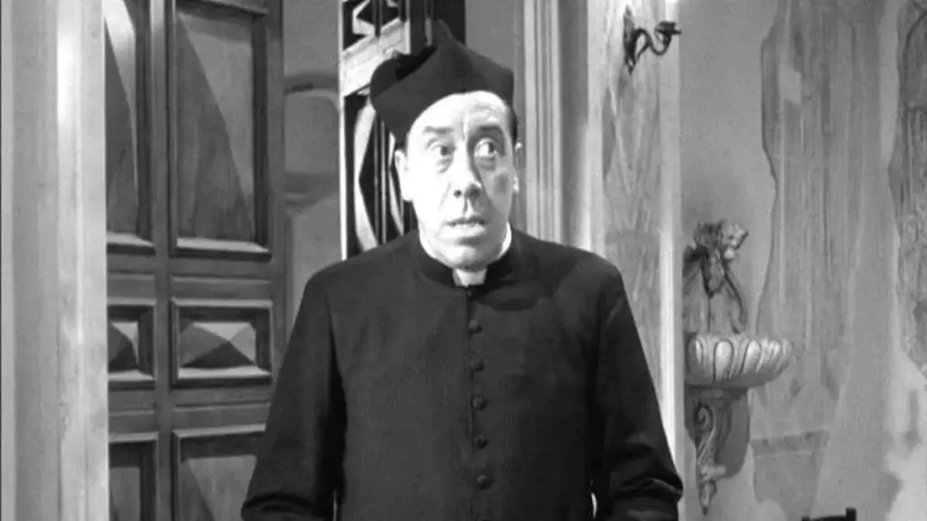 Fernandel (nome d'arte di Fernand Joseph De'sire' Contandin) nei panni di don Camillo, personaggio nato dalla penna di Giovannino Guareschi (Foto Ansa)
