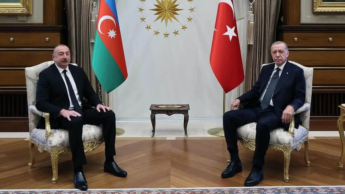 Il dittatore azero Ilham Aliyev con il suo grande alleato e protettore, il presidente turco Recep Tayyip Erdogan (foto Ansa)