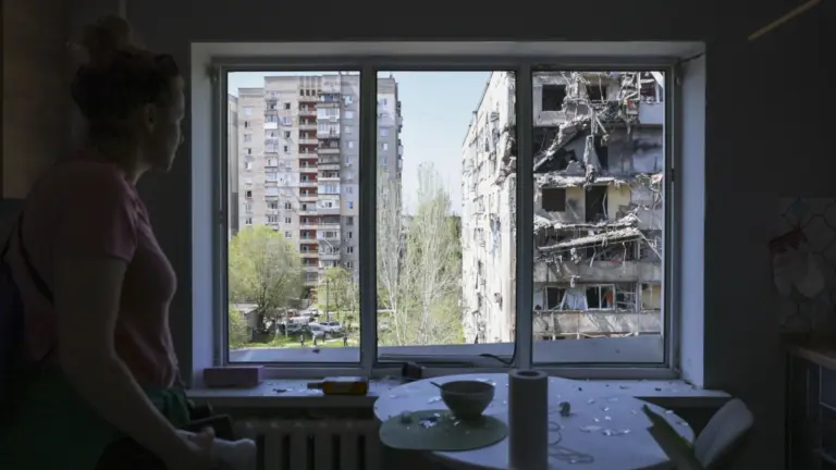 La distruzione della guerra vista attraverso una finestra a Zaporizhzhia, Ucraina, 22 april 2025 (foto Ansa)