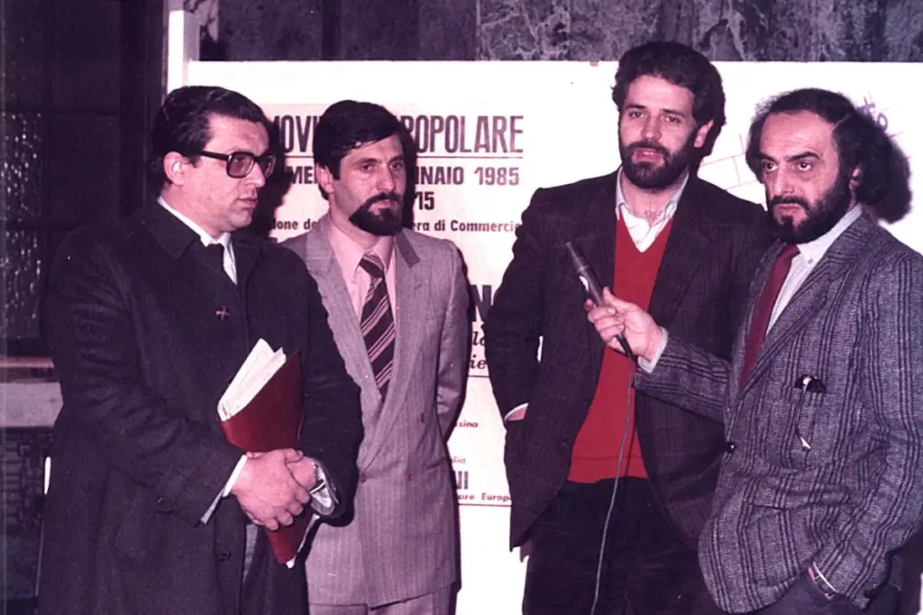 Roberto Formigoni (secondo da destra) intervistato a margine di un appuntamento del Movimento Popolare a Messina nel 1985