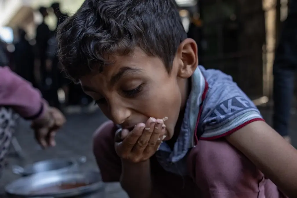 Dopo oltre due mesi di blocco degli aiuti umanitari i gazawi sono ridotti alla fame (foto Ansa)