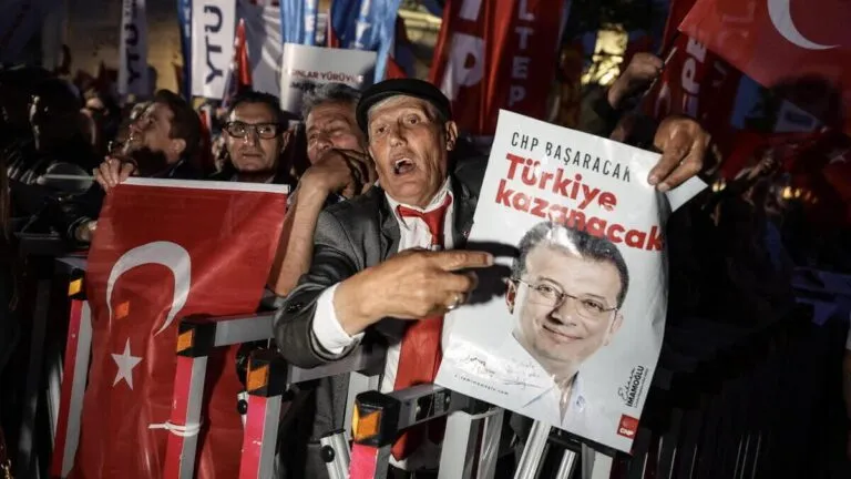 Protesta in Turchia a favore dell'ex sindaco di Istanbul e sfidante di Erdogan, Ekrem Imamoglu