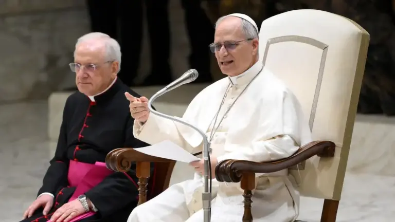«Viviamo bene e i tempi saranno buoni». Leone XIV e lo slogan “tempista”