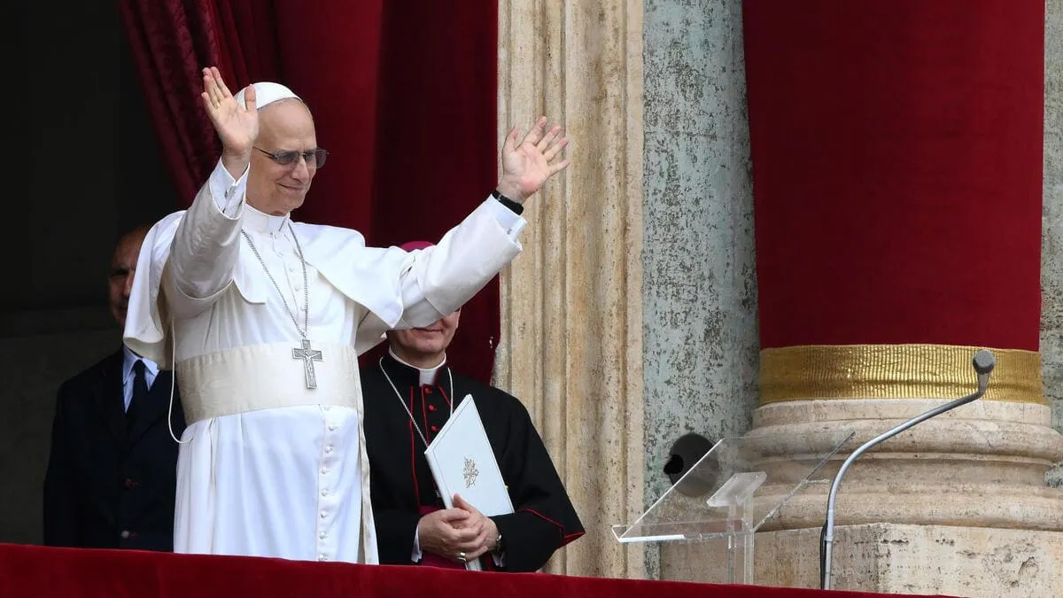 Leone XIV saluta i fedeli dopo la recita del Regina Coeli in Piazza San Pietro
