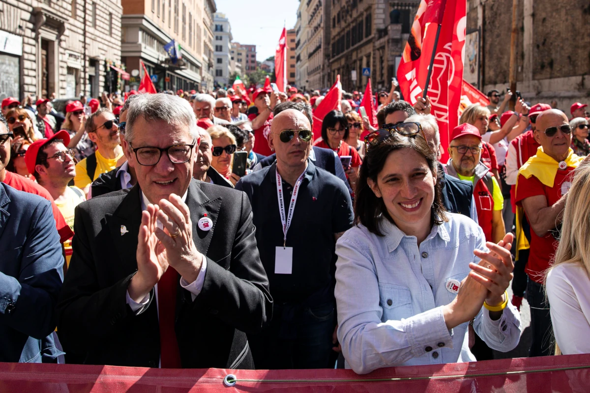 La segretaria del Pd Elly Schlein in testa al corteo della Cgil per la festa dei lavoratori con il leader del sindacato Maurizio Landini, Roma, 1 maggio 2025 (foto Ansa)