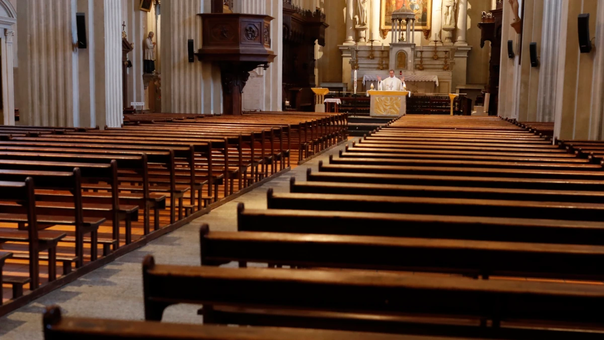 Messa in una chiesa cattolica deserta