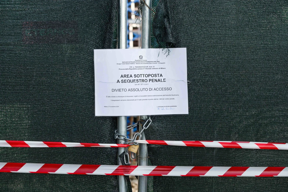 I sigilli apposti a uno dei primi cantieri di Milano sequestrati nell’ambito delle indagini della procura sull’urbanistica, 7 novembre 2024 (foto Ansa)
