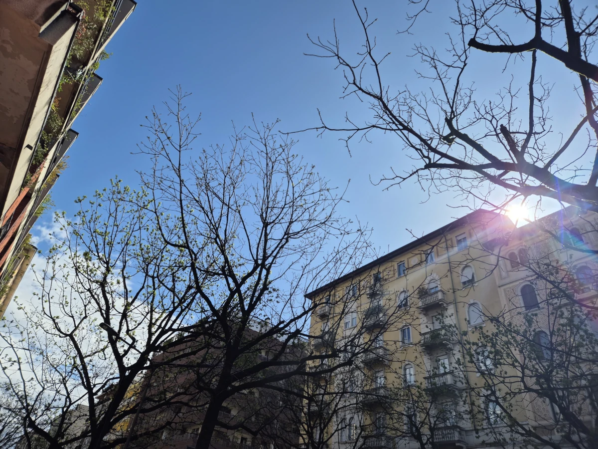 Scorcio di cielo azzurro tre i palazzi a Milano