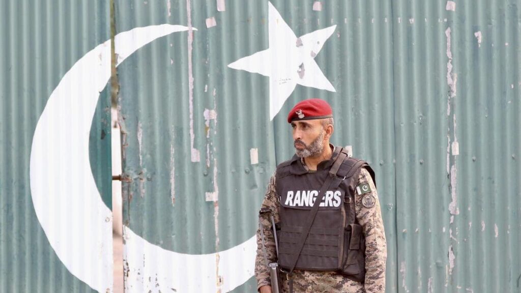 Un soldato in Pakistan pattuglia un'area colpita da missili lanciati dall'India