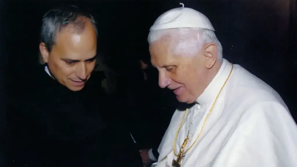 Benedetto XVI riceve in dono il Volume sull'"Arca di Sant'Agostino" dall'allora Priore generale dell'Ordine Robert Francis Prevost, durante una visita pastorale a Pavia, 21 aprile 2007 (foto Ansa)