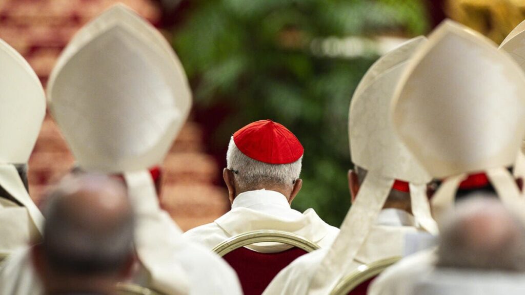 I cardinali riuniti in San Pietro per pregare per papa Francesco prima dell'apertura del conclave