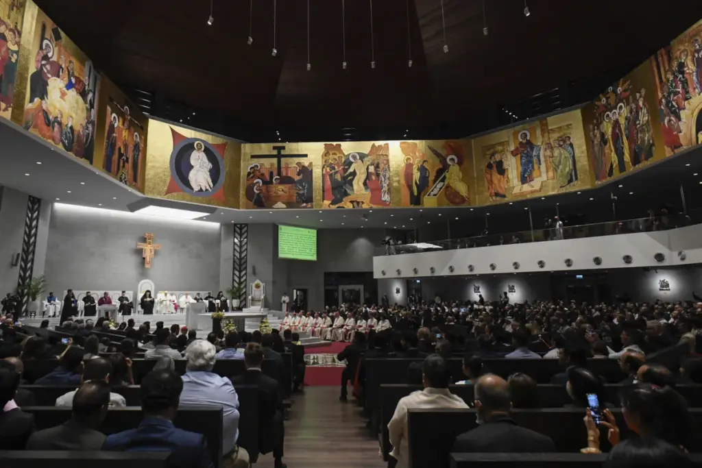 La preghiera ecumenica per la pace presieduta da pope Francesco nella cattedrale di Nostra Signora d’Arabia, Awali, Bahrein, 4 novembre 2022 (foto Ansa)
